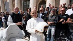 BMW R 18 je postal nebeški stroj – s papeževim avtogramom in vatikanskim grbom