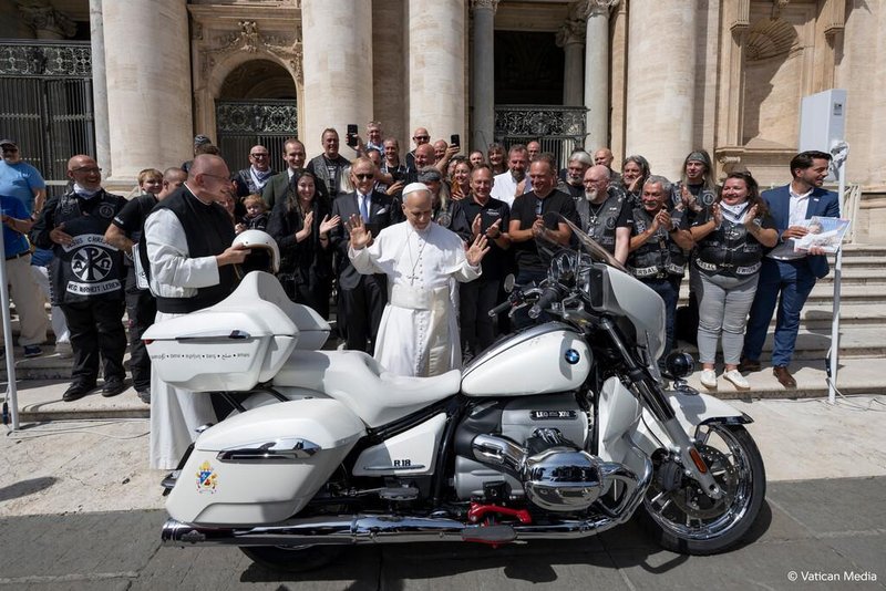 BMW R 18 je postal nebeški stroj – s papeževim avtogramom in vatikanskim grbom