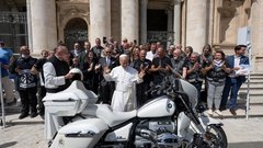 BMW R 18 je postal nebeški stroj – s papeževim avtogramom in vatikanskim grbom