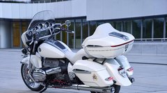 BMW R 18 je postal nebeški stroj – s papeževim avtogramom in vatikanskim grbom