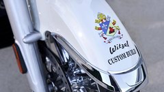 BMW R 18 je postal nebeški stroj – s papeževim avtogramom in vatikanskim grbom