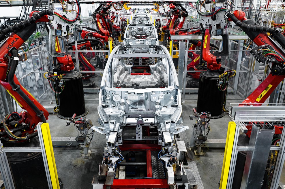 Pretepel ga je robot, zdaj pa toži tovarno za 50 milijonov (foto: Tesla)