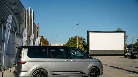Nepozaben večer pod zvezdami: Ekskluzivni Drive-in kino dogodek ob 10. obletnici lojalnostnega programa Porsche Group Card