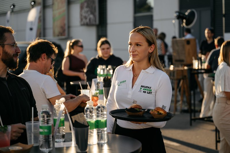Nepozaben večer pod zvezdami: Ekskluzivni Drive-in kino dogodek ob 10. obletnici lojalnostnega programa Porsche Group Card