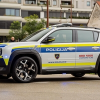 Katrca v uniformiranih barvah. To je novo patruljno vozilo slovenske policije