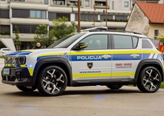 Katrca v uniformiranih barvah. To je novo patruljno vozilo slovenske policije