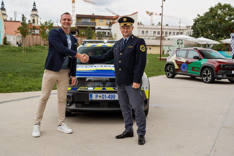 Katrca v uniformiranih barvah. To je novo patruljno vozilo slovenske policije