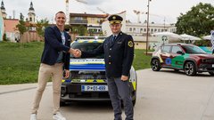 Katrca v uniformiranih barvah. To je novo patruljno vozilo slovenske policije