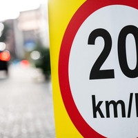Predlog, ki razburja: omejitev hitrosti bi znižali na le 20 km/h