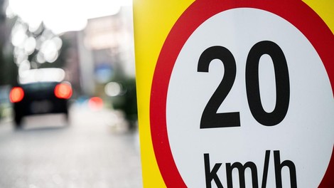 Predlog, ki razburja: omejitev hitrosti bi znižali na le 20 km/h