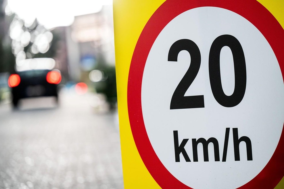 Predlog, ki razburja: omejitev hitrosti bi znižali na le 20 km/h (foto: Profimedia)