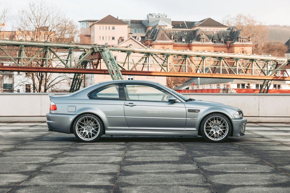 BMW M3 E46 – popolnost analogne dobe Atmosferski šestvaljnik, ročni menjalnik in uravnoteženo podvozje. To je avto, ki te prisili, …