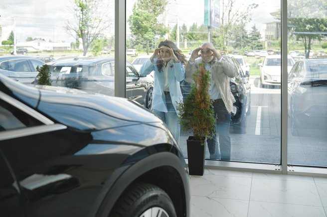 Prodaja novih avtomobilov raste, ena znamka pa pošteno sili v ospredje