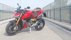 Rdeče in črno ali vaja iz dvojine (vzporedni test - BMW F900 R in Ducati Streetfighter V2S)