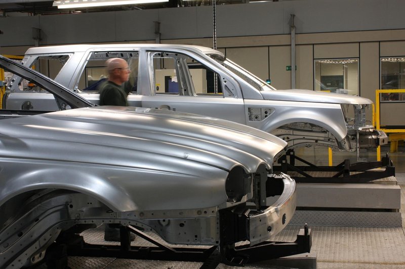 Jaguar Land Rover po več kot mesecu ponovno vzpostavlja proizvodnjo