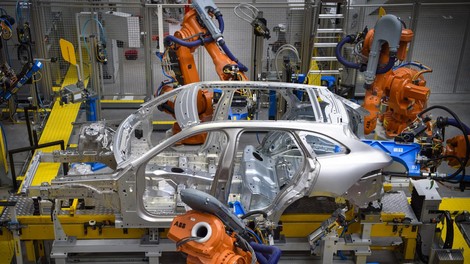Jaguar Land Rover po več kot mesecu ponovno vzpostavlja proizvodnjo