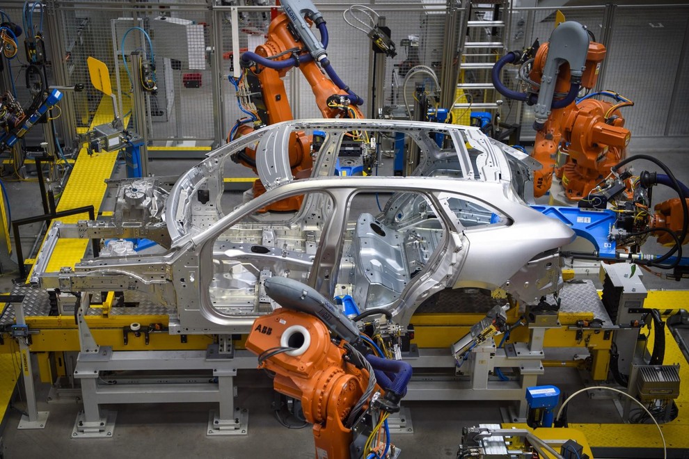 Jaguar Land Rover po več kot mesecu ponovno vzpostavlja proizvodnjo