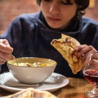 Pozabljena jed na žlico, ki so jo v bivši Jugoslaviji oboževali čisto vsi: ogreje dušo in telo, priprava pa je zelo preprosta