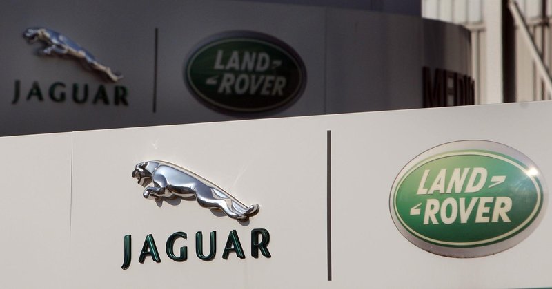 Jaguar Land Rover po več kot mesecu ponovno vzpostavlja proizvodnjo
