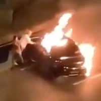 Električni Xiaomi je po hudi nesreči zagorel, mimoidoči so bili nemočni. Delnice kitajskega podjetja po incidentu strmoglavile (VIDEO)