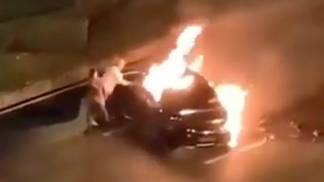 Električni Xiaomi je po hudi nesreči zagorel, mimoidoči so bili nemočni. Delnice kitajskega podjetja po incidentu strmoglavile (VIDEO)