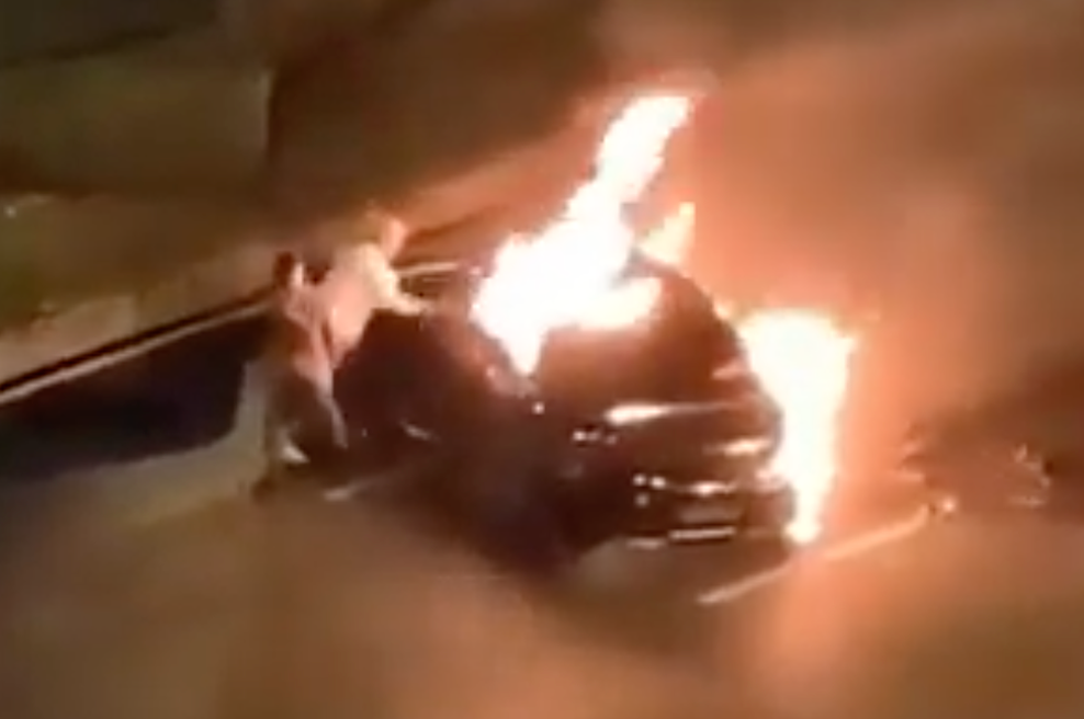Električni Xiaomi je po hudi nesreči zagorel, mimoidoči so bili nemočni. Delnice kitajskega podjetja po incidentu strmoglavile (VIDEO) (foto: Zajem zaslona/Youtube)