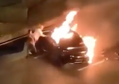 Električni Xiaomi je po hudi nesreči zagorel, mimoidoči so bili nemočni. Delnice kitajskega podjetja po incidentu strmoglavile (VIDEO)