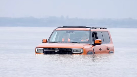 Neverjetno, a resnično: to je avto za manj kot 50 tisočakov, ki lahko preplava reko. In jo tudi je (VIDEO)