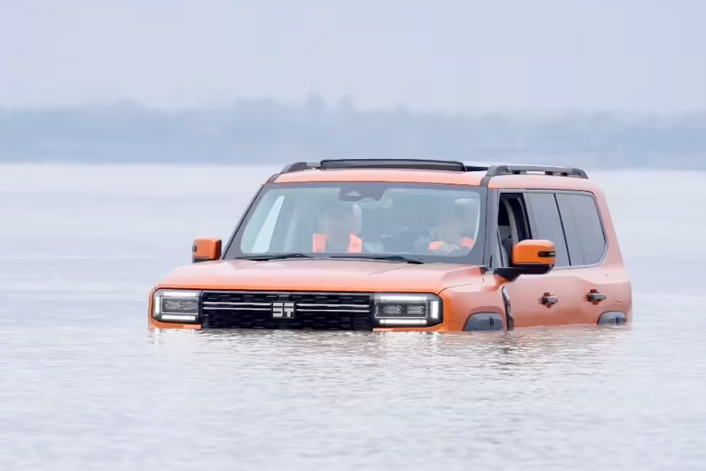 Neverjetno, a resnično: to je avto za manj kot 50 tisočakov, ki lahko preplava reko. In jo tudi je (VIDEO)