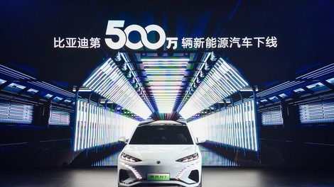 Kitajski BYD je že tik pod zmagovalnim odrom, na vrhu pa…