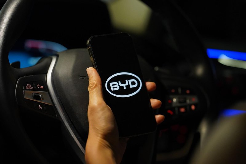 Kitajski BYD je že tik pod zmagovalnim odrom, na vrhu pa…