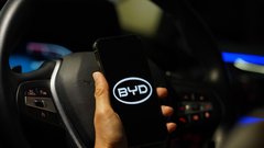 Kitajski BYD je že tik pod zmagovalnim odrom, na vrhu pa…