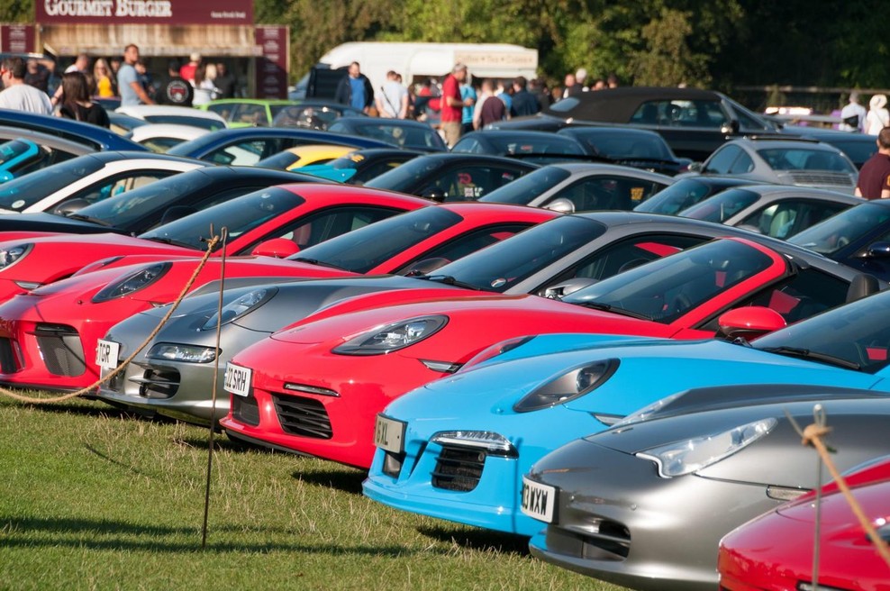 Na stotine Porschejev je obstalo na mestu. Lastniki besnijo, a za zdaj nihče ne more nič (foto: Profimedia)