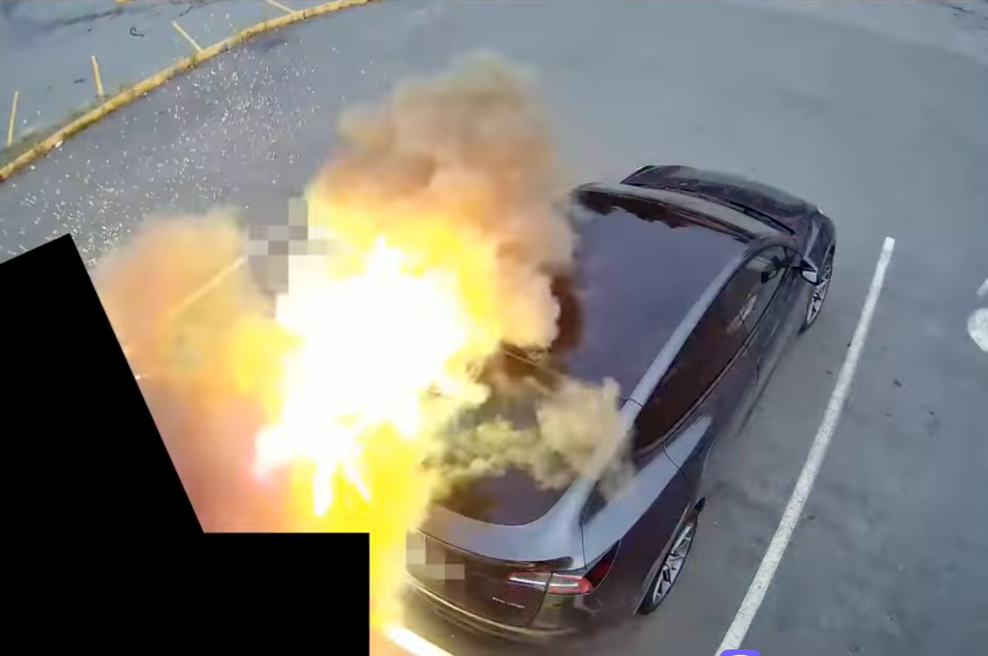 Teslo je priklopil na polnilnik, potem pa bi skoraj prišlo do tragedije. Razlog za požar pa tiči v ... (VIDEO) (foto: Youtube/zajem zaslona)
