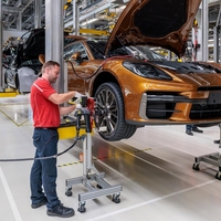 Ne šest ali osem, ne deset ali dvanajst, pri Porscheju so patentirali 18-valjni motor
