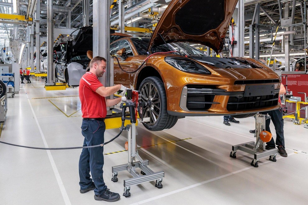 Ne šest ali osem, ne deset ali dvanajst, pri Porscheju so patentirali 18-valjni motor