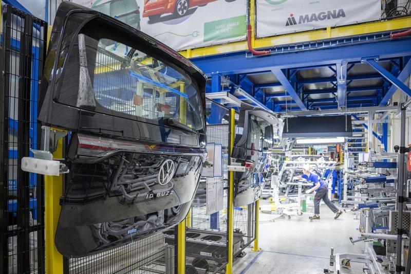 Volkswagen ustavlja proizvodnjo dveh modelov, v večih tovarnah pa skrajšal delovni čas. To so razlogi