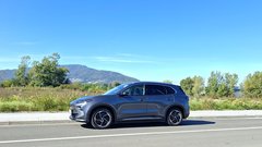 Pogons 350 Nm hipnega navora zna občasno zmesti tudi sistem nadzora oprijema, posebaj na bolj gladki ali spolzki podlagi.
