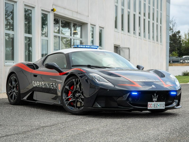 Italijanski karabinjerji so vzeli v službo dva nova superšportnika