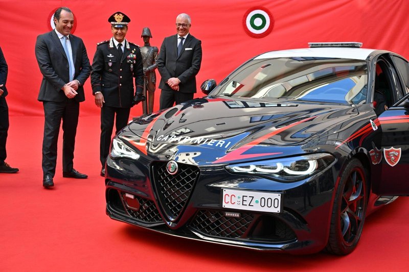 Italijanski karabinjerji so vzeli v službo dva nova superšportnika