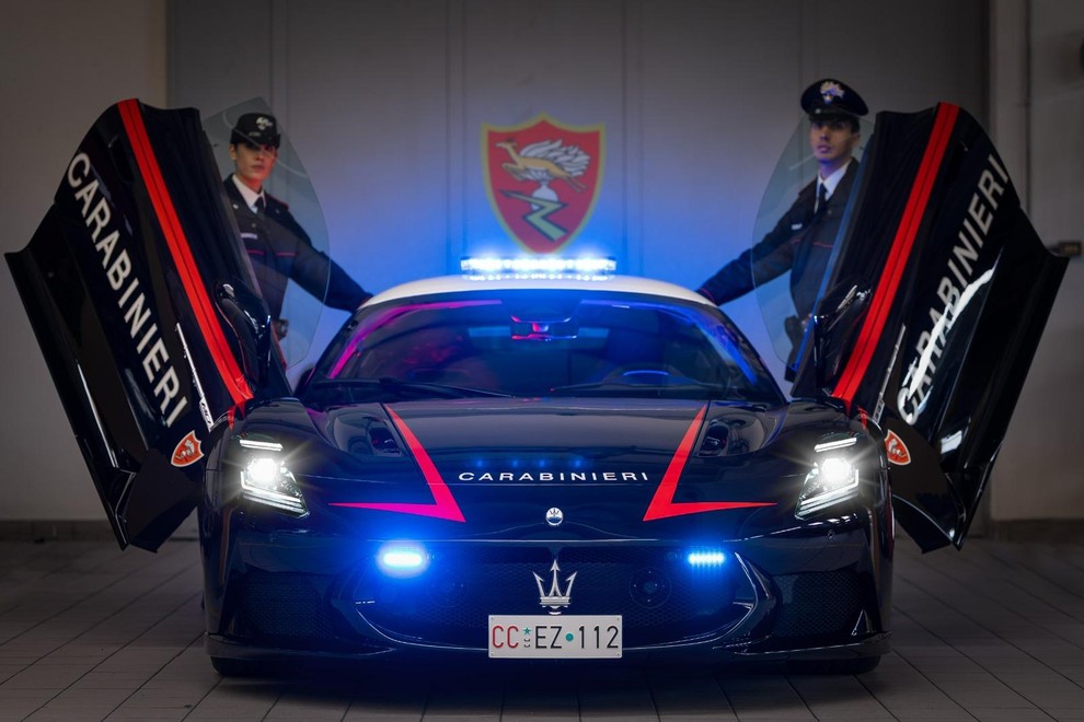 Italijanski karabinjerji so vzeli v službo dva nova superšportnika (Avtor/Vir: Stellantis) Italijanski karabinjerji so vzeli v službo dva nova superšportnika