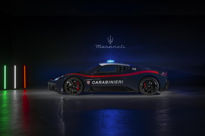 Italijanski karabinjerji so vzeli v službo dva nova superšportnika