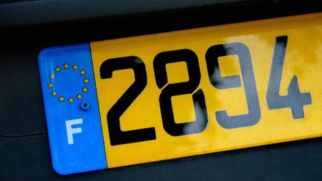 Od prihodnjega leta v veljavi tudi rožnate registrske tablice