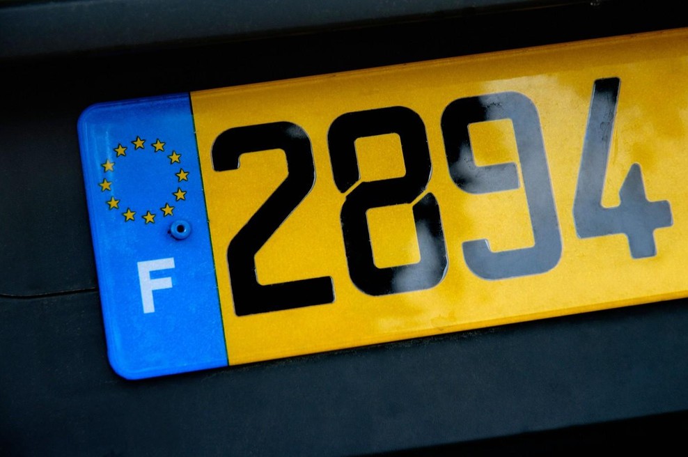 Od prihodnjega leta v veljavi tudi rožnate registrske tablice (foto: Profimedia)