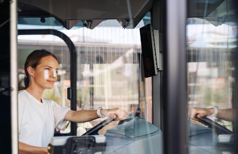 Odslej mladostniki za volanom tovornjakov in avtobusov