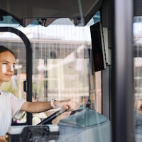 Komaj so vstopili v polnoletnost, že lahko (brez resnih izkušenj) vozijo tovornjake in avtobuse. To so nova pravila evropske unije