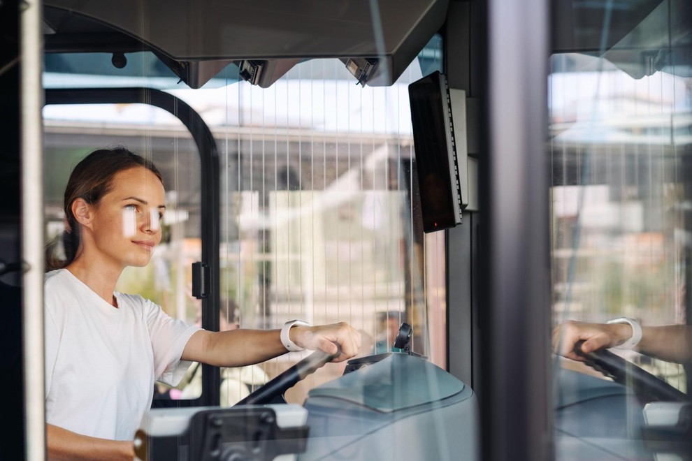 Komaj so vstopili v polnoletnost, že lahko (brez resnih izkušenj) vozijo tovornjake in avtobuse. To so nova pravila evropske unije