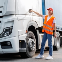 Odslej mladostniki za volanom tovornjakov in avtobusov