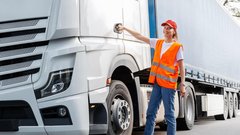 Komaj so vstopili v polnoletnost, že lahko (brez resnih izkušenj) vozijo tovornjake in avtobuse. To so nova pravila evropske unije