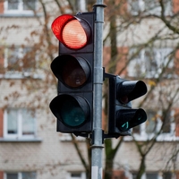 Prometni inženirji predstavili osupljiv predlog: semaforji potrebujejo četrto luč - belo luč! (Razkrili tudi njen pomen)